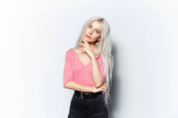 Studio Ritratto Giovane Ragazza Bellezza Bionda Indossando Camicia Rosa Pastello — Foto Stock