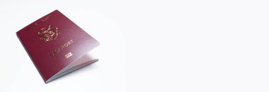 Beyaz arka planda kırmızı renkli Moldova pasaportunun yakın çekimi. Kopyalama alanı olan panoramik pankart.