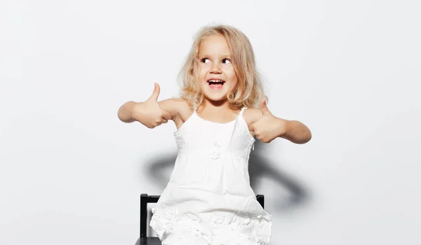 Studio Portret Szczęścia Dziecko Dziewczyna Blond Włosy Pokazujące Kciuki Góry — Zdjęcie stockowe