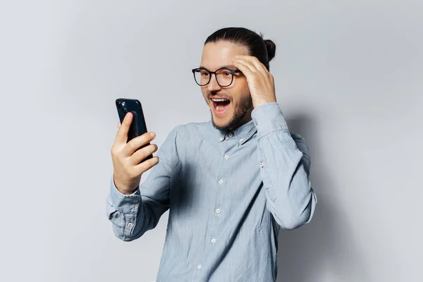 Retrato Estudio Del Joven Hombre Felicidad Usando Teléfono Inteligente Sobre — Foto de Stock