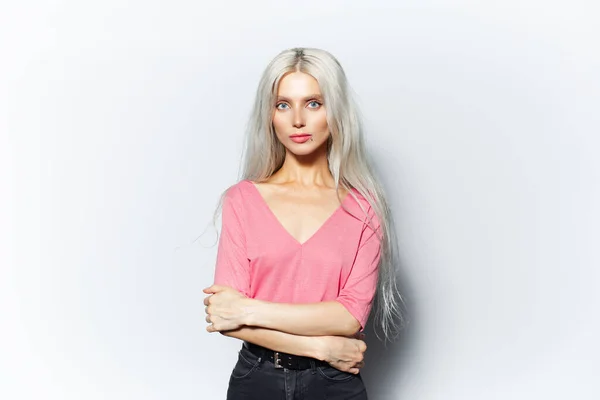 Студийный Портрет Молодой Красивой Улыбающейся Девушки Светлыми Волосами Розовой Рубашке — стоковое фото