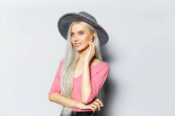 소녀의 스튜디오 초상화 이어폰을 음악을 모자와 셔츠를 — 스톡 사진