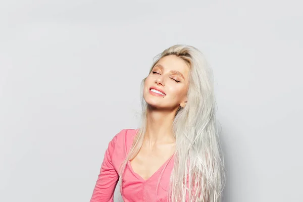 Studioporträt Eines Jungen Hübschen Lächelnden Mädchens Mit Blonden Haaren Rosa — Stockfoto