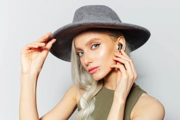 Großaufnahme Studioporträt Eines Jungen Blonden Attraktiven Mädchens Mit Ohrhörern Auf — Stockfoto