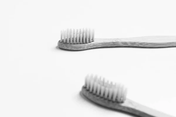 Detailní Záběr Dvou Bambusových Zubních Kartáčků Izolovaných Bílém Pozadí Černobílá — Stock fotografie