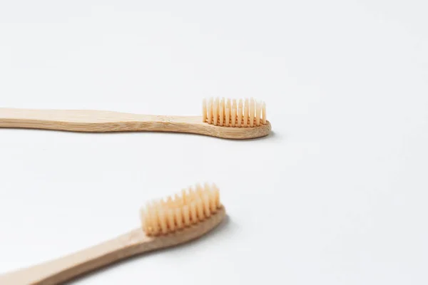 Primer Plano Dos Cepillos Dientes Bambú Aislados Sobre Fondo Blanco —  Fotos de Stock