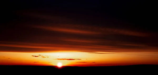 Dunkle Landschaft Mit Schönem Sonnenuntergang Und Wolken Natürlicher Hintergrund Panoramabanner — Stockfoto