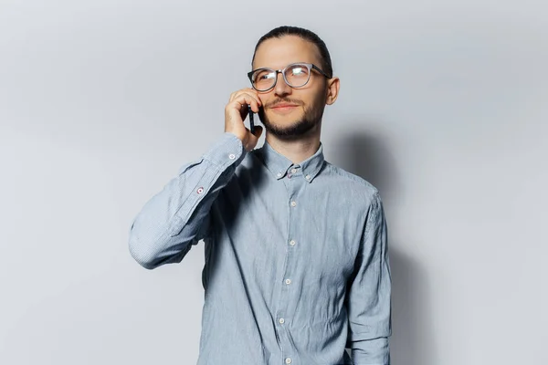 Studio Portrét Mladého Muže Pomocí Smartphonu Bílém Pozadí Modré Košili — Stock fotografie