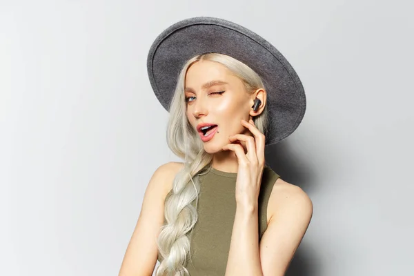 Studio Πορτρέτο Του Νεαρή Ξανθιά Ελκυστική Κοπέλα Αναβοσβήνει Μάτι Ακουστικά — Φωτογραφία Αρχείου