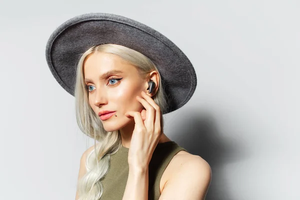 Studio Πορτρέτο Του Νεαρή Ξανθιά Ελκυστική Κοπέλα Ακουστικά Αυτιά Λευκό — Φωτογραφία Αρχείου