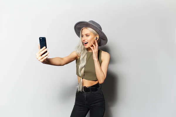 Studio Portrét Roztomilé Šťastné Blondýny Při Natáčení Selfie Fotografie Poslouchat — Stock fotografie