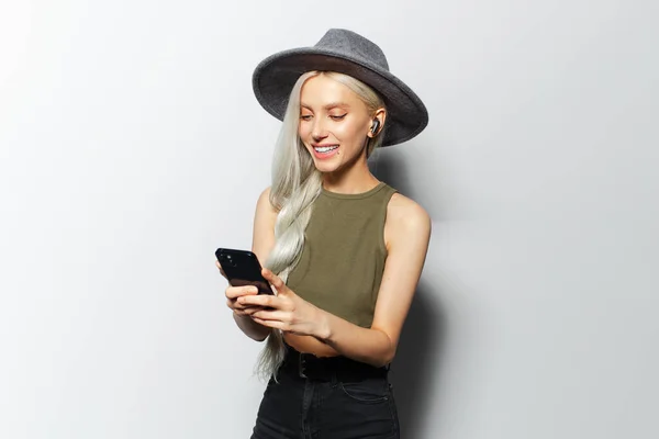 Estúdio Retrato Bela Jovem Felicidade Menina Loira Usar Smartphone Ouvir — Fotografia de Stock