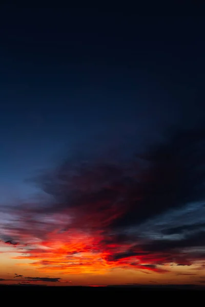 Dunkle Landschaft Mit Schönem Sonnenuntergang Und Wolken Natürlicher Hintergrund — Stockfoto