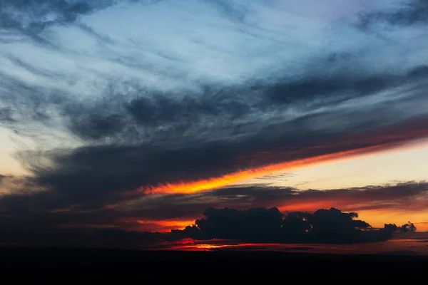 Paisaje Oscuro Hermosa Puesta Sol Con Nubes Fondo Natural — Foto de Stock