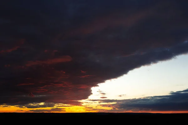 Paisaje Oscuro Hermosa Puesta Sol Con Nubes Fondo Natural — Foto de Stock