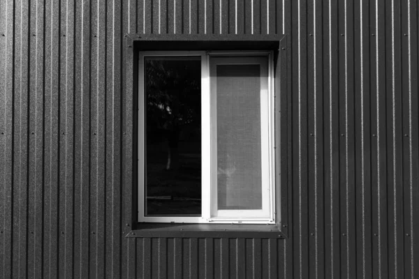 Foto Blanco Negro Ventana Plástico Casa Moderna Granero Con Fachada — Foto de Stock