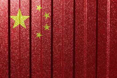 Metal duvarda Çin bayrağı var. Çizgileri olan renkli doğal soyut geometrik arkaplan.