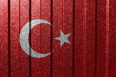 Metal duvarda desenli Türk bayrağı. Çizgileri olan renkli doğal soyut geometrik arkaplan.