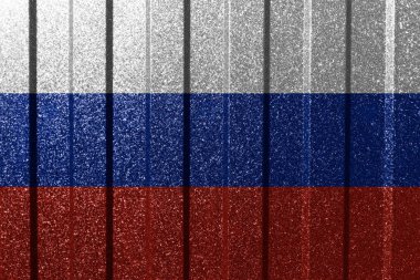 Metal duvarda Rusya 'nın desenli bayrağı. Çizgileri olan renkli doğal soyut geometrik arkaplan.