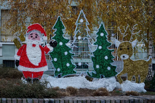 Straßendekoration Weihnachten Und Neujahr Weihnachtsmann Clauss Hirsche Und Weihnachtsbäume — Stockfoto
