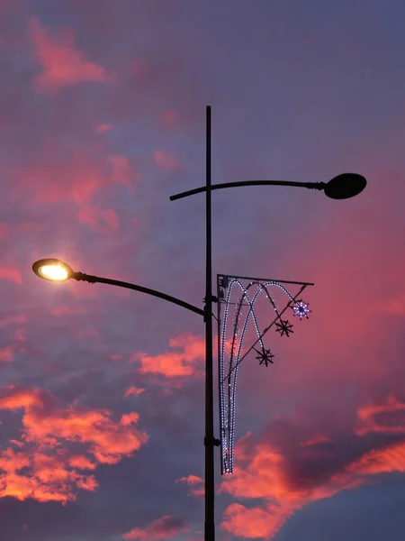 Lámpara Calle Con Decoración Navideña Contra Cielo Nublado Púrpura —  Fotos de Stock