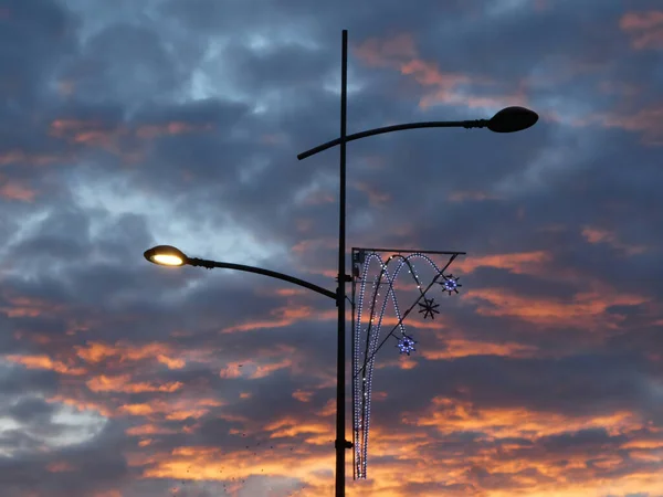 Farola Con Decoración Navideña Contra Cielo Nublado Mañana —  Fotos de Stock