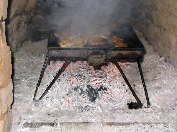 Preparando Una Barbacoa Asando Carne Sobre Una Llama Carbón — Foto de Stock