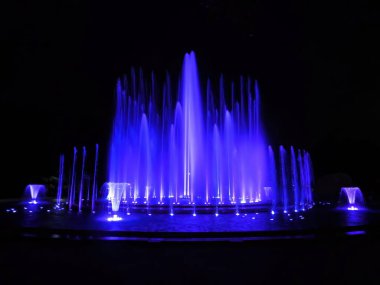 Budapeşte, Macaristan, 14 Eylül 2019. - Mavi renkli müzik çeşmesi. Renkli ışıkların, lazer ışınlarının, müziğin ve su jetlerinin muhteşem gece gösterisi.