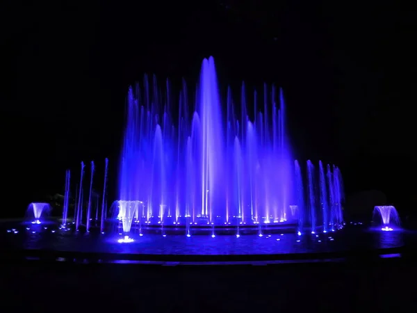 ブダペスト ハンガリー 2019年9月14日 青の音楽噴水 カラフルなライト レーザービーム 音楽やウォータージェットの壮大な夜のショー — ストック写真