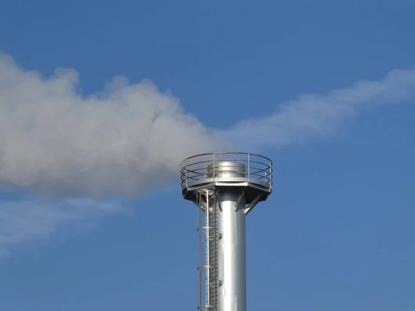 Rauch Quillt Aus Einem Schornstein Einer Industrieanlage Konzeptumgebung — Stockfoto