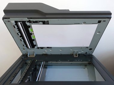 Açık kapaklı tarayıcı, kağıt boyutları için ölçüm notlarıyla görünür cam alan yüzeyi