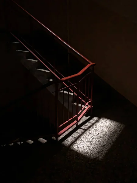 Escadaria Com Corrimão Metal Vermelho Traço Luz Escuro — Fotografia de Stock