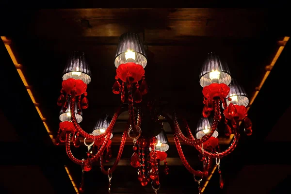 Lustre Avec Décorations Rouges Intérieur Faible Lumière — Photo