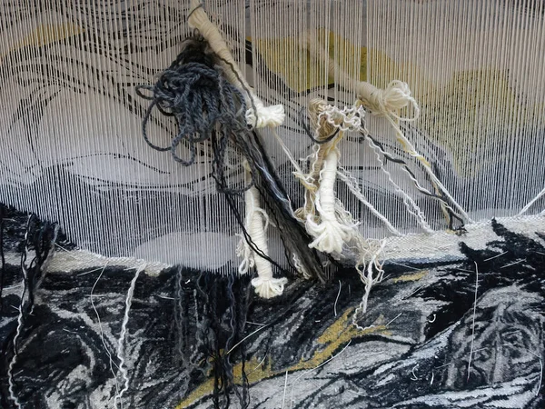 Dokuma tezgahında örgü örüyorum.