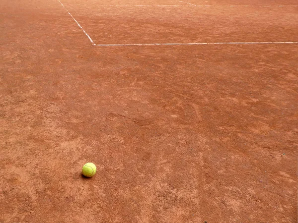 Γήπεδο Τένις Πηλό Γραμμή Και Κίτρινη Μπάλα — Φωτογραφία Αρχείου