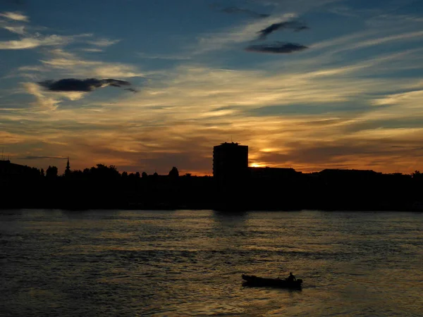 Silhouette Der Stadt Bei Sonnenuntergang Fluss Mit Fischer Boot — Stockfoto