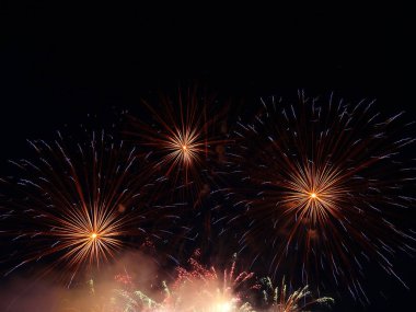 Karanlık gökyüzünde güzel havai fişekler