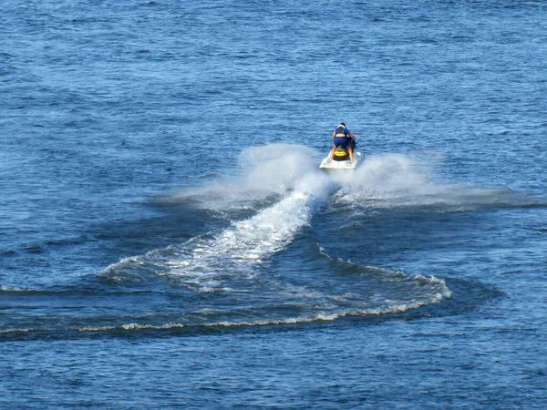 ジェット スキーの男が水高速点灯します — ストック写真