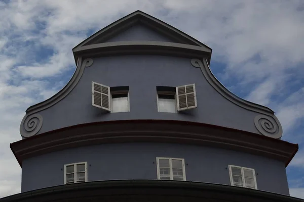 Topo Edifício Com Céu — Fotografia de Stock