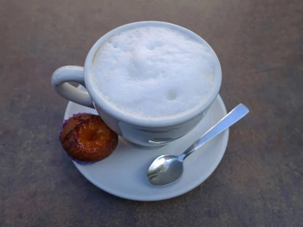 Tazza Caffè Con Cucchiaino Muffin Sul Tavolo — Foto Stock