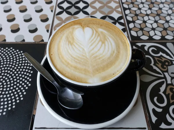 Tazza Nera Caffè Con Cucchiaino Sul Tavolo — Foto Stock