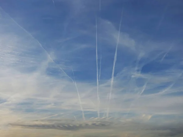 Flugzeugspuren Und Linien Blauen Bewölkten Himmel — Stockfoto