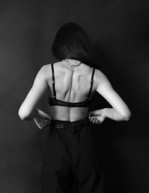 Siyah arka planda iç çamaşırı ve aksesuarlarla güzel bir kadın portresi. 