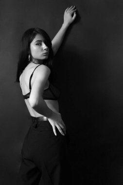 Siyah arka planda iç çamaşırı ve aksesuarlarla güzel bir kadın portresi. 