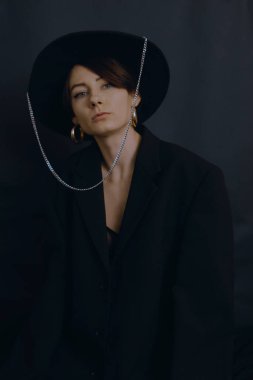 Siyah arka planda iç çamaşırı ve aksesuarlarla güzel bir kadın portresi. 