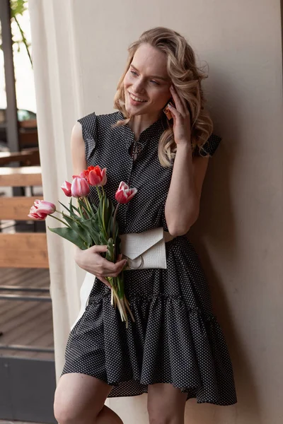 Portrait Rue Une Fille Élégante Avec Des Fleurs Dans Une — Photo