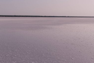 Tuzlu pembe bir göl üzerindeki güzel manzara. Doğa dokuları ve arka planlar
