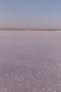 Tuzlu pembe bir göl üzerindeki güzel manzara. Doğa dokuları ve arka planlar