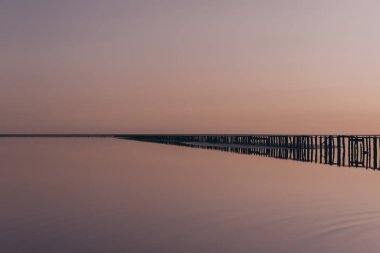 Tuzlu pembe bir göl üzerindeki güzel manzara. Doğa dokuları ve arka planlar