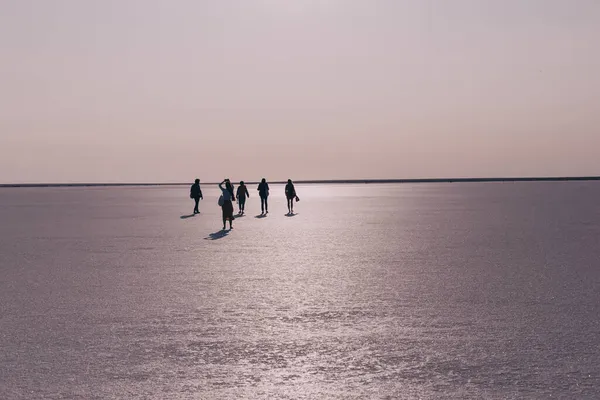 Piękny Krajobraz Słonym Różowym Jeziorze Sylwetki Ludzi Horyzoncie — Zdjęcie stockowe